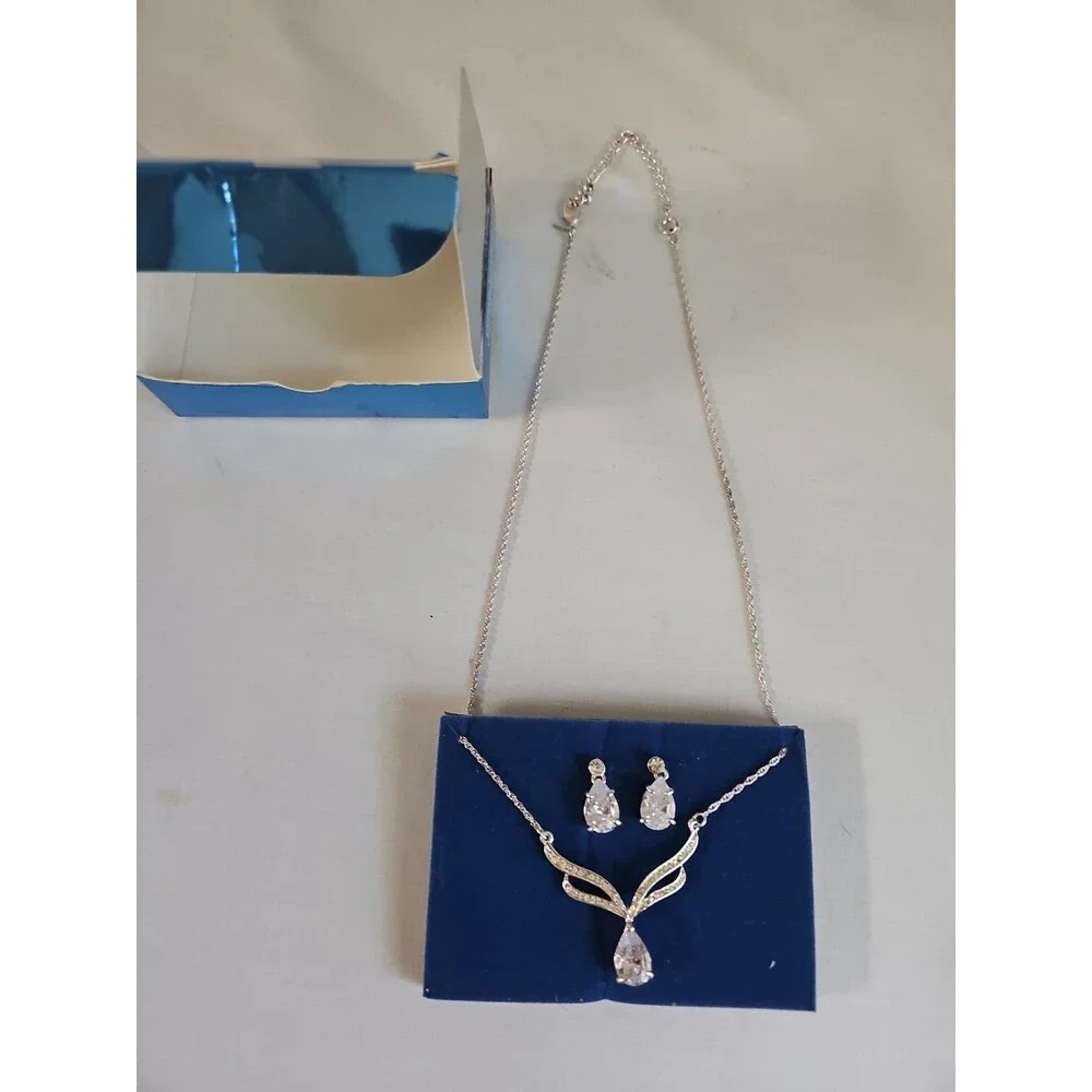 Avon 2008 Silvertone Pear Drop Necklace Pendant Rhinestone Earring Gift Set